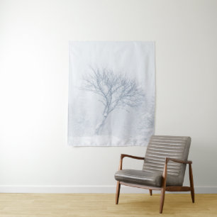 Tapiz Árbol solitario durante tormenta de nieve en invie
