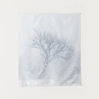 Árbol solitario durante tormenta de nieve en invie