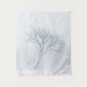 Tapiz Árbol solitario durante tormenta de nieve en invie