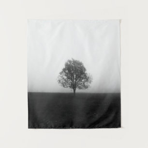 Tapiz Árbol solitario en niebla negro y blanco