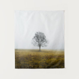 Tapiz Árbol solitario en una neblina mañana de otoño
