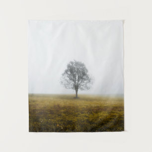 Tapiz Árbol solitario en una neblina mañana de otoño