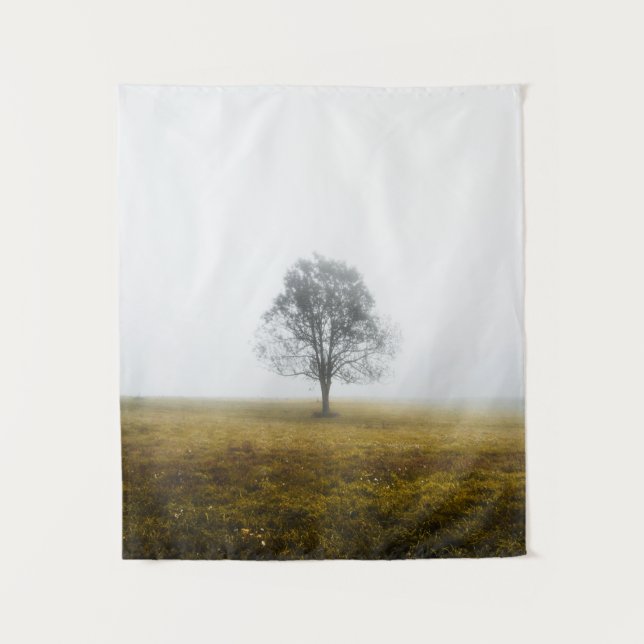 Tapiz Árbol solitario en una neblina mañana de otoño (Anverso)