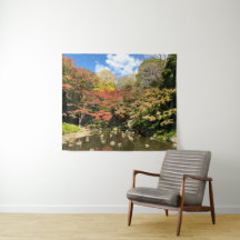 Arboles de arce de colores por estanque