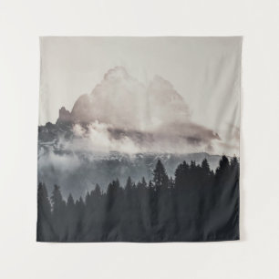 TAPIZ ÁRBOLES VERDES EN LA MONTAÑA BAJO LAS NUBES BLANCA