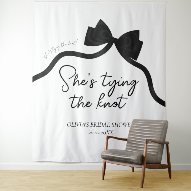 Tapiz Arco negro que está atando el nudo de la ducha de  (In situ)