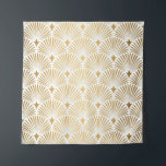 Tapiz Art Deco: Elegancia Oro-Blanco.<br><div class="desc">Patrón Art Decó. El blanco y el oro son impecables. Cajas metálicas o balanzas adorno de encaje. Diseño geométrico minimalista. Líneas antiguas. Motivos de los años 20-30. Decoración de bodas vintage de lujo Roaring Art de los años 20: conchas metálicas y decoración geométrica. Art Deco Elegancia: conchas metálicas y líneas...</div>
