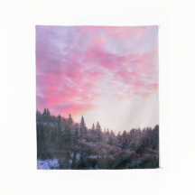 Atardecer mágico rosa brillante sobre bosque nevad