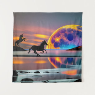 Tapiz Atardecer morado, unicornios, luna llena en la pla