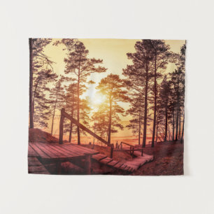 Tapiz Atardecer sobre un sendero de madera en un bosque