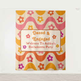 Tapiz Aturdida y comprometida fiesta de soltera retro de