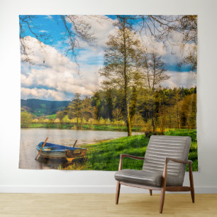 Tapiz Barco en el fondo del lago de montaña Cielo nublad