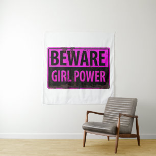 Tapiz BEWARE Chica Power - Rótulo rosado de peligro Meta