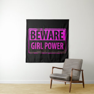 Tapiz BEWARE Chica Power - Rótulo rosado de peligro Meta
