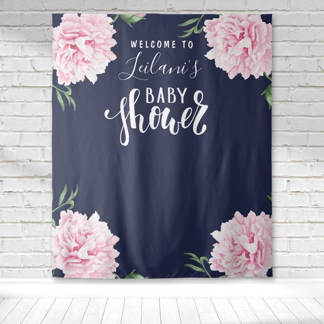 Tapiz Bienvenida a Baby Shower Rosa Peonía Azul Marino (Pink watercolor peony with navy background typography baby shower tapestry backdrop for photo ops.)