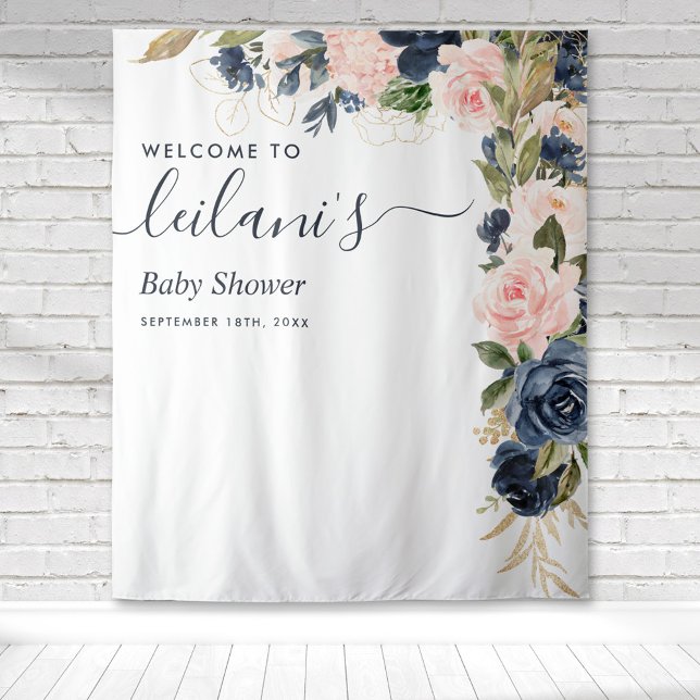Tapiz Bienvenidos a la cascada floral rosa de la marina  (Blush pink and navy blue floral botanical baby shower typography tapestry perfect for photo ops.)