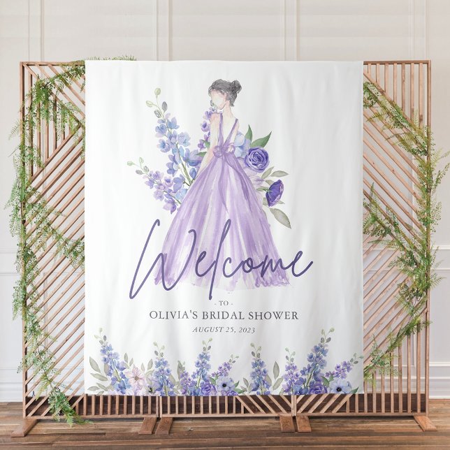 Tapiz Bienvenidos a la ducha de moda con flores moradas  (Chic Purple Flower Gown Bridal Shower Welcome Tapestry)