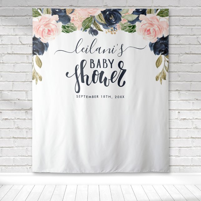 Tapiz Bienvenidos al arco floral rosado de la Marina de  (Blush pink and navy blue floral botanical baby shower typography tapestry perfect for photo ops.)