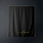 Tapiz Black Gold Modern Script Girly Monograma Nombre<br><div class="desc">Nombre de monograma simple de escritura negro y dorado y tapiz inicial. Esto hace que el dulce perfecto cumpleaños 16,  boda,  ducha de novia,  aniversario,  ducha de bebé o fiesta de soltera sea regalo para alguien que ama el lujo glam y los estilos de moda.</div>
