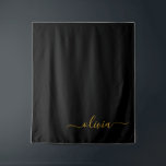 Tapiz Black Gold Modern Script Girly Monograma Nombre<br><div class="desc">Nombre de monograma simple de escritura negro y dorado y tapiz inicial. Esto hace que el dulce perfecto cumpleaños 16,  boda,  ducha de novia,  aniversario,  ducha de bebé o fiesta de soltera sea regalo para alguien que ama el lujo glam y los estilos de moda.</div>
