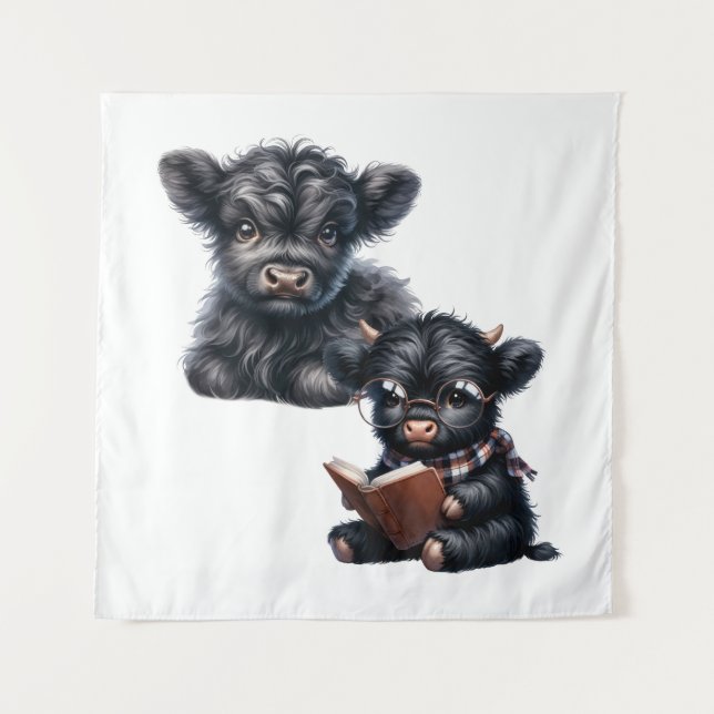 Tapiz Black Highland Cow Reading A Book (Anverso)