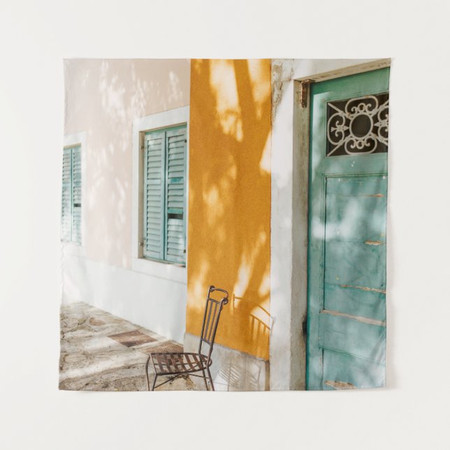 Tapiz Black metal chair near dor (Anverso)