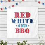 Tapiz Blanco Rojo y Funny de barbacoa el 4 de julio<br><div class="desc">Elegante y divertido diseño de carteles de tapiz fotográfico de la fiesta de vacaciones del 4 de julio con un diseño de tipografía personalizado "Blanco Rojo y barbacoa" con colores rojo,  blanco,  azul,  marino con acentos estrella.</div>