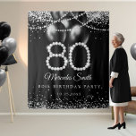 Tapiz Bling Diamonds 80th Birthday Party Backdrop<br><div class="desc">Añada sofisticación a su celebración con este elegante telón de fondo de la fiesta de cumpleaños número 80 en negro y plata. Perfecto para los temas de cumpleaños 80 para hombres y mujeres por igual, este telón de fondo realza cualquier idea de fiesta de cumpleaños sorpresa o cena elegante. Ideal...</div>