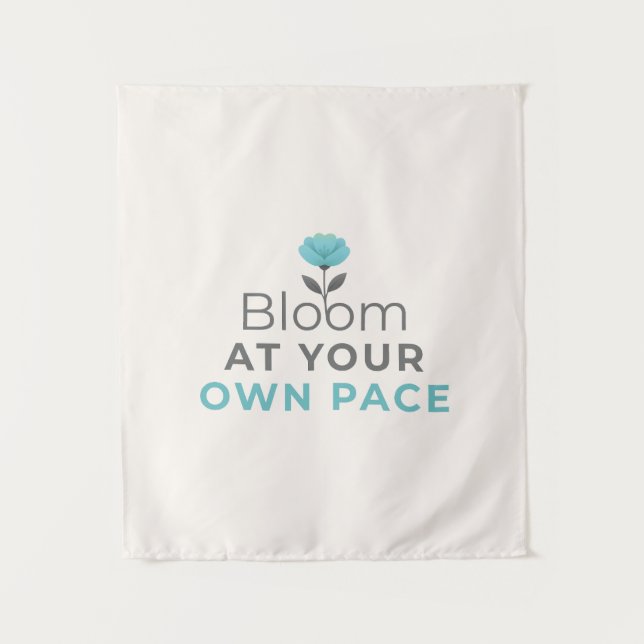 Tapiz Bloom at Your Own Pace Minimal Motivational Wall T (Anverso)