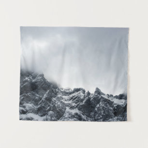 Tapiz Bordes agudos de montañas y nubes suaves