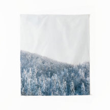 Bosque invernal de abetos cubierto de nieve