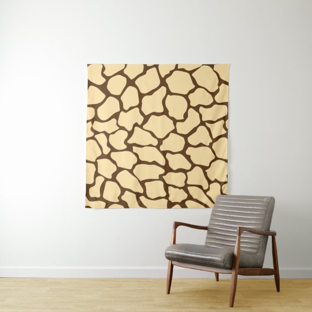 Tapiz Brown Giraffe Pattern – Minimal Animal Print (In situ (horizontal))