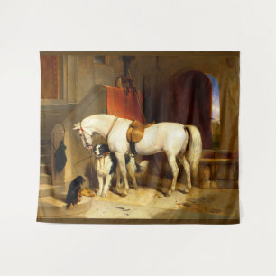 TAPIZ CABALLO BLANCO CON PERROS Y FALCONS EN ESTABLE