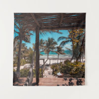 Cabaña de nipa bajo palmeras de coco