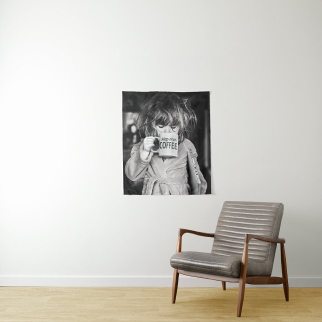 Tapiz Café para beber a una niña pequeña (In situ)