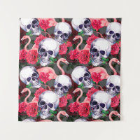 Calavera humana con flamingo y flores rojas rojas