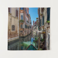 Calle estrecha con canal en Venecia.