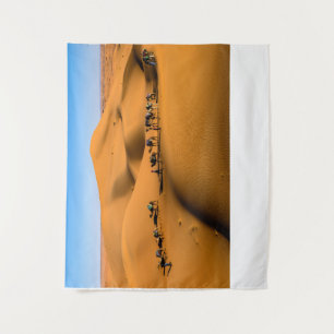 Tapiz camellos en el desierto bajo cielo azul