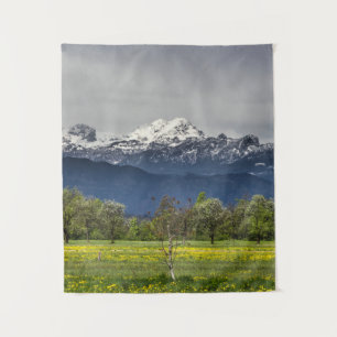 Tapiz Campo verde con alpes nevados