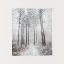 Tapiz Carretera misteriosa en un bosque helado y brumoso