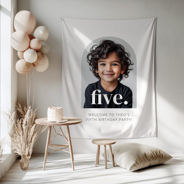 Tapiz Cartel de bienvenida con foto de cinco arcos para  (Zazzle 5th Birthday Five Arched Photo Welcome Sign Tapestry)