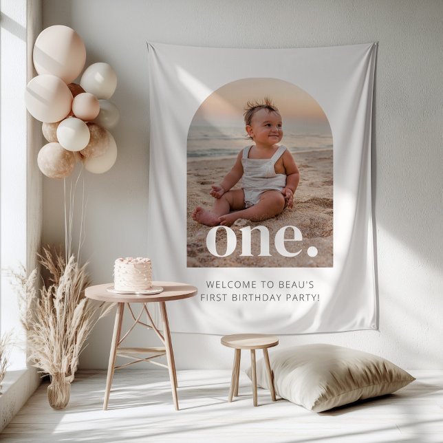 Tapiz Cartel de bienvenida de cumpleaños con foto en arc (Zazzle 1st Birthday One Arched Photo Welcome Sign Tapestry)