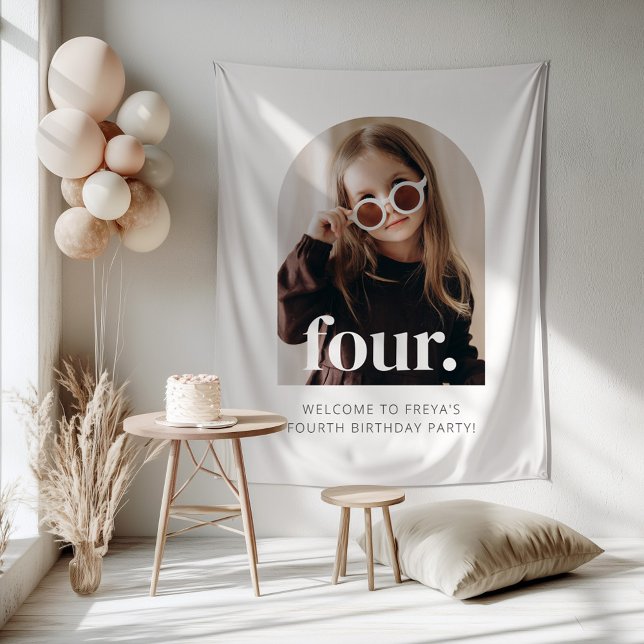 Tapiz Cartel de bienvenida de cumpleaños número 4 con cu (Zazzle 4th Birthday Four Arched Photo Welcome Sign Tapestry)