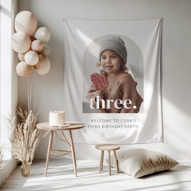 Tapiz Cartel de bienvenida para cumpleaños número tres c (Zazzle 4rd Birthday Three Arched Photo Welcome Sign Tapestry )