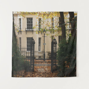 TAPIZ CASA DE CONCRETO BLANCO RODEADA DE ÁRBOLES DURANTE