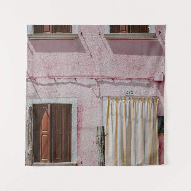 TAPIZ CASA DE CONCRETO ROSA CON TRES VENTANAS Y UN DOO (Anverso)