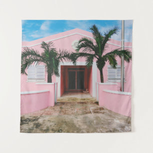 Tapiz Casa de hormigón rosa y blanco cerca de árboles ve