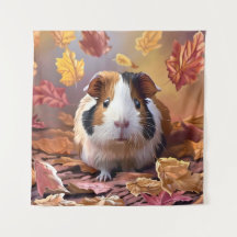 Cerdo de Guinea y hojas de otoño en caída