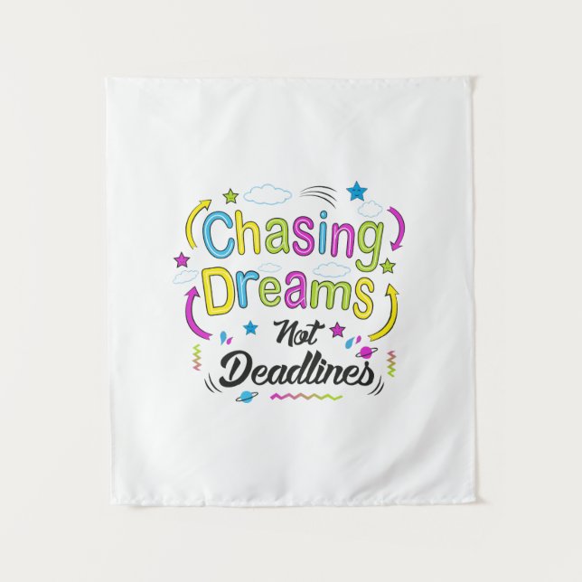 Tapiz Chasing Dreams, Not Deadlines – Motivational Quote (Anverso)
