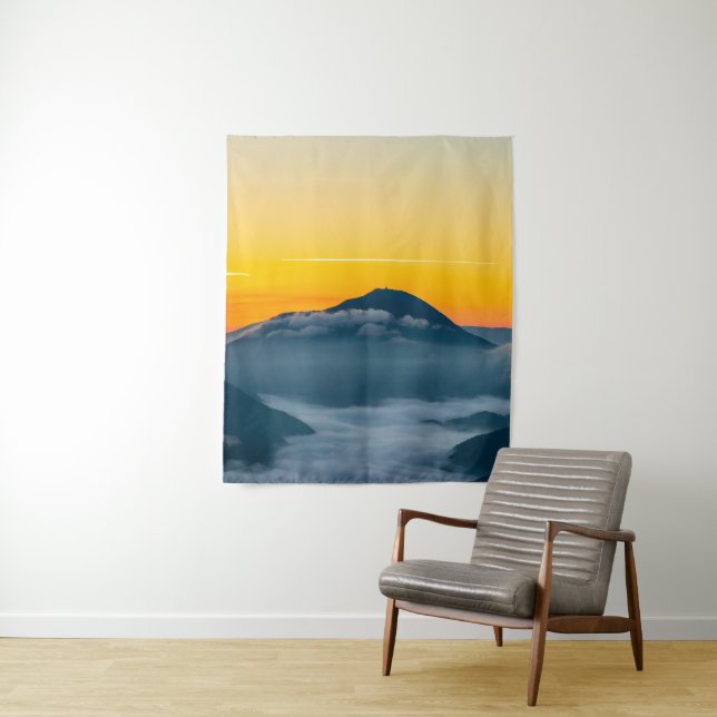 Tapiz Cielo de amanecer naranja sobre Uršlja gora, Eslov (In situ)